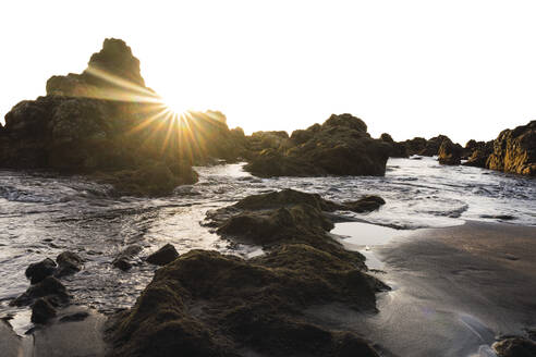 Strand mit Felsen bei Sonnenuntergang - PNAF05850