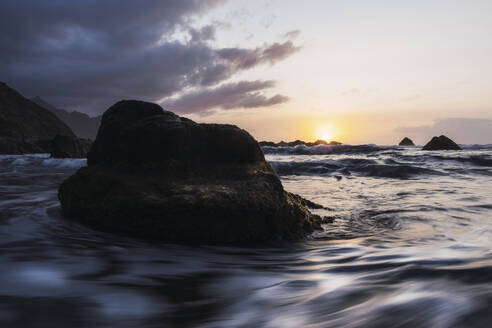Felsen inmitten des Meeres bei Sonnenuntergang in Playa de Benijo - PNAF05867