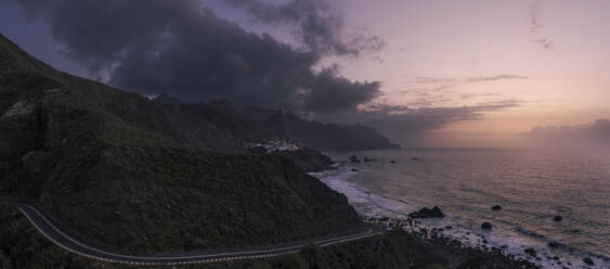 Straße mit Berg in Strandnähe bei Sonnenuntergang - PNAF05868