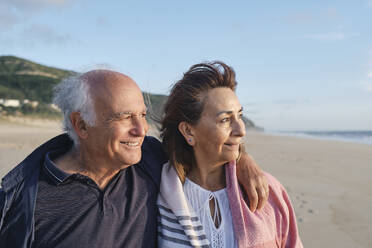 Happy senior couple together at beach - ASGF04085