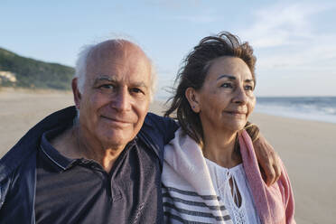 Smiling senior man and woman at beach - ASGF04087