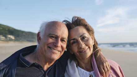 Glücklicher älterer Mann und Frau genießen zusammen am Strand - ASGF04088