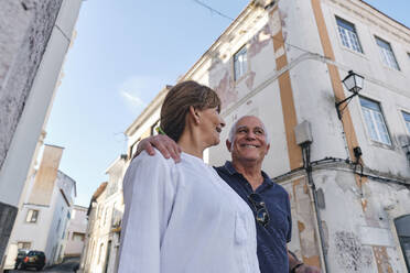 Glückliches älteres Ehepaar zusammen vor einem Gebäude - ASGF04167