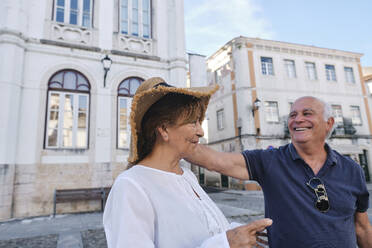 Glückliches älteres Paar, das zusammen Spaß vor Gebäuden hat - ASGF04181