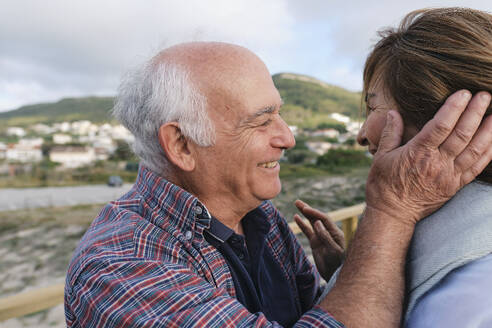 Glücklicher älterer Mann umarmt Frau - ASGF04189