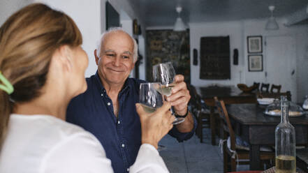 Glückliches Paar genießt Wein in einem Cafe - ASGF04241