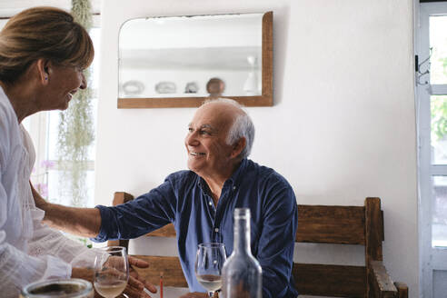 Glückliches älteres Paar genießt im Café - ASGF04259