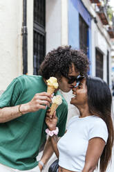 Verliebtes Paar hält Eistüte auf der Straße - PBTF00088