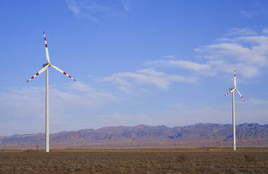 USA, Kalifornien, Windkraftanlagen mit Hügeln im Hintergrund - AZF00555