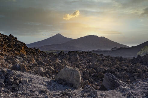 Spanien, Kanarische Inseln, Felsenlandschaft des Teide-Nationalparks bei Sonnenuntergang - LOMF01368