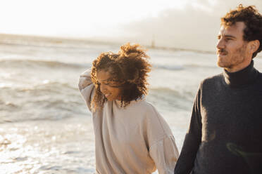 Glückliche Frau und Mann am Strand an einem sonnigen Tag - JOSEF20341