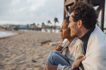 Paar verbringt seine Freizeit zusammen am Strand sitzend - JOSEF20361