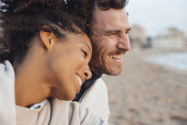 Glückliches Paar verbringt seine Freizeit am Strand - JOSEF20364