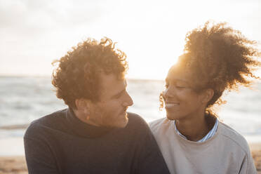 Glückliches Paar verbringt seine Freizeit am Strand an einem sonnigen Tag - JOSEF20370