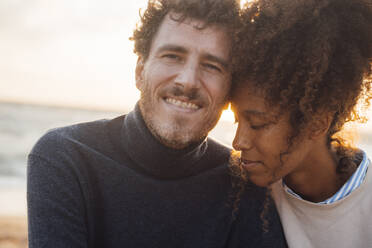 Young woman spending time and embracing boyfriend at beach - JOSEF20372