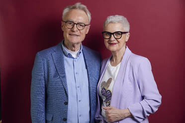 Porträt eines älteren Paares vor lila Hintergrund - RBF09272