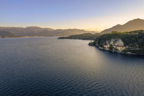 Panoramablick auf den Lago Maggiore bei Sonnenaufgang - LOMF01370