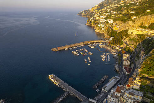 Amalfi Stadt am Meer bei Sonnenaufgang - LOMF01378