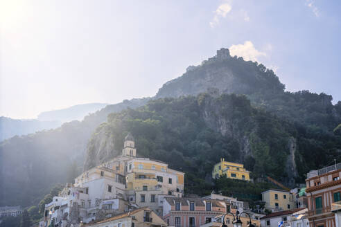Amalfi-Stadt mit Häusern an einem sonnigen Tag - LOMF01380