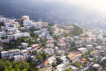 Positano Stadt mit Häusern an einem sonnigen Tag - LOMF01385