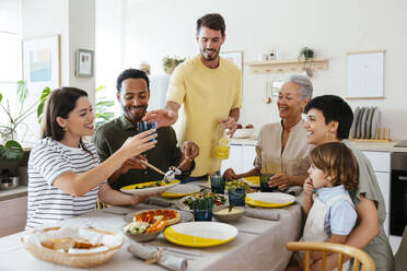 Glückliche Familie verbringt ihre Freizeit beim Mittagessen in der Küche - EBSF03690