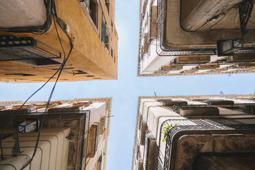 Spanien, Katalonien, Barcelona, Direkt unter der Ansicht von Wohngebäuden im Gotischen Viertel - MMPF00798