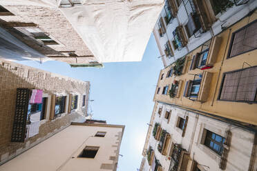 Spanien, Katalonien, Barcelona, Direkt unter der Ansicht von Wohngebäuden im Gotischen Viertel - MMPF00799