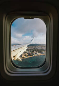 Balearische Inseln Blick durch das Fenster des Flugzeugs fliegen in bewölkten Himmel, die das Konzept der Urlaub - ADSF45952