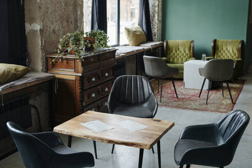 Stühle und Tische in einem modernen Cafe - DSHF00903