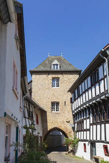 Germany, North Rhine Westphalia, Blankenheim, Hirtentor gate and historic half-timbered houses - GWF07865