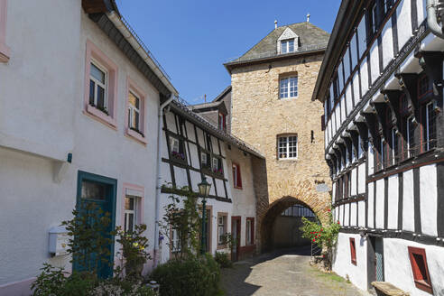 Germany, North Rhine Westphalia, Blankenheim, Hirtentor gate and historic half-timbered houses - GWF07866