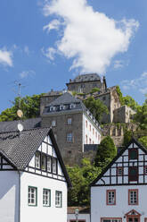 Deutschland, Nordrhein-Westfalen, Blankenheim, Fachwerkhäuser mit Burg Blankenheim im Hintergrund - GWF07867