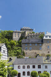 Deutschland, Nordrhein-Westfalen, Blankenheim, Fachwerkhäuser mit Burg Blankenheim im Hintergrund - GWF07870