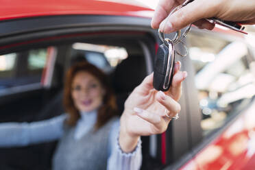 Woman taking car keys from man - PNAF05883