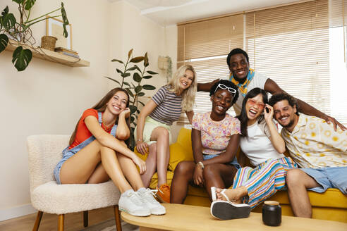 Glückliche Freunde verbringen ihre Freizeit auf dem Sofa zu Hause - EBSF03717