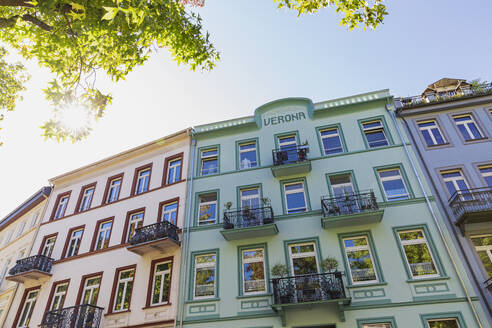 Deutschland, Rheinland-Pfalz, Bad Ems, Fassaden historischer Wohnhäuser in Pastellfarben - GWF07876
