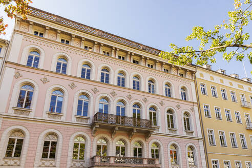 Deutschland, Rheinland-Pfalz, Bad Ems, Fassaden historischer Wohnhäuser in Pastellfarben - GWF07878