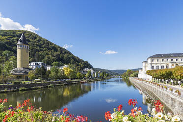 Germany, Rhineland-Palatinate, Bad Ems, Lahn river and surrounding town in summer - GWF07879