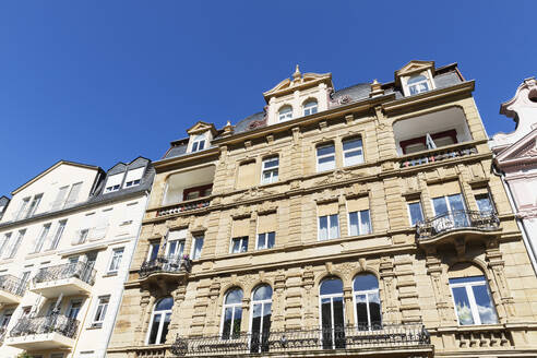 Deutschland, Rheinland-Pfalz, Bad Ems, Fassade eines gründerzeitlichen Wohnhauses - GWF07880