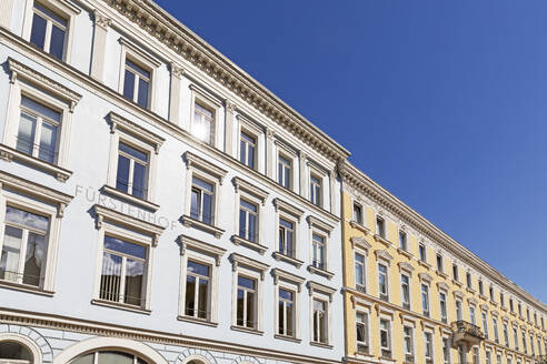 Deutschland, Rheinland-Pfalz, Bad Ems, Fensterreihen historischer Wohnhäuser - GWF07881