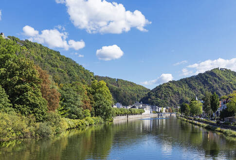 Deutschland, Rheinland-Pfalz, Bad Ems, Blick auf die Lahn, umgeben von bewaldeten Hügeln im Sommer - GWF07882