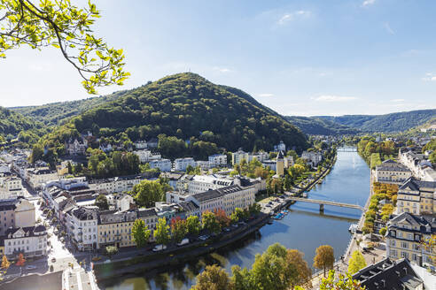 Deutschland, Rheinland-Pfalz, Bad Ems, Blick auf die Kurstadt an der Lahn und die umliegenden Hügel im Sommer - GWF07886