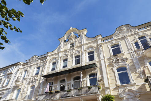 Deutschland, Rheinland-Pfalz, Bad Ems, Geschmückte Fassade eines historischen Wohnhauses - GWF07888