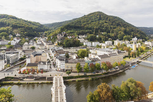 Deutschland, Rheinland-Pfalz, Bad Ems, Blick auf die Kurstadt an der Lahn und die umliegenden Hügel im Sommer - GWF07891