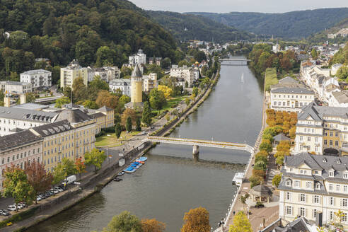 Deutschland, Rheinland-Pfalz, Bad Ems, Blick auf die Kurstadt an der Lahn und die umliegenden Hügel im Sommer - GWF07892