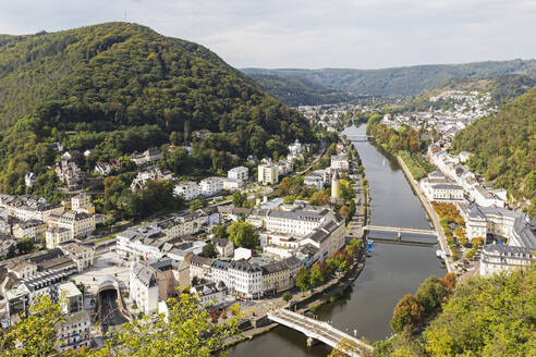 Deutschland, Rheinland-Pfalz, Bad Ems, Blick auf die Kurstadt an der Lahn und die umliegenden Hügel im Sommer - GWF07893