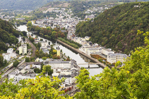 Deutschland, Rheinland-Pfalz, Bad Ems, Blick von einer Anhöhe über die Kurstadt an der Lahn - GWF07895