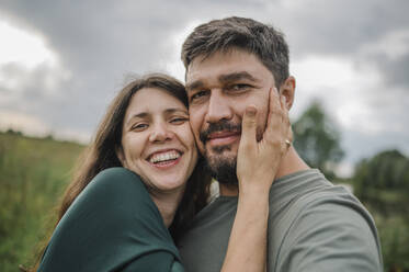 Ein glückliches Paar hält einen Moment des Glücks mit einem Selfie fest - ANAF01889