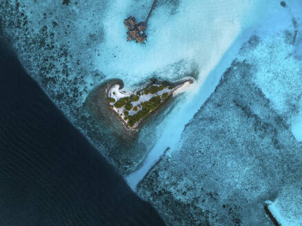 Luftaufnahme des Barriereriffs entlang der Küstenlinie des Atolls, Male Atoll, Malediven. - AAEF19393