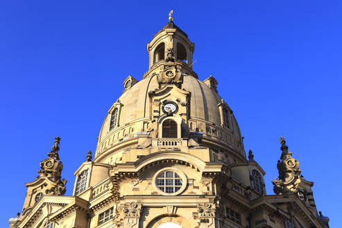 Deutschland, Sachsen, Dresden, Kuppel der Dresdner Frauenkirche vor klarem blauen Himmel - JTF02360